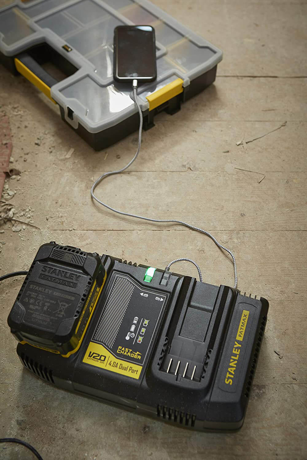 Зарядное устройство на 2 аккумулятора 18В STANLEY FATMAX SFMCB24