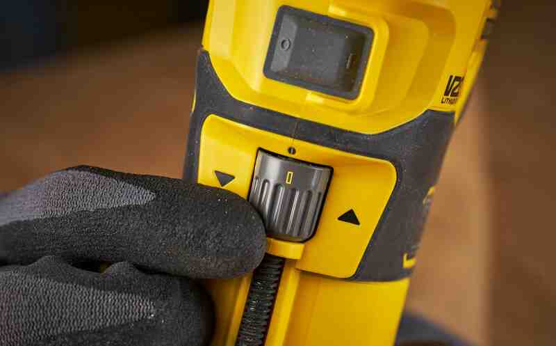 Фрезер аккумуляторный бесщёточный STANLEY FATMAX SFMCW400B